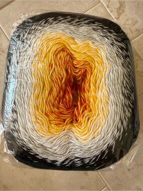 Gradient Yellow to Black Ombre Home Art Yarn Flowers Cake